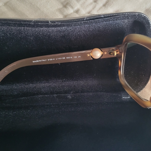 Chanel sunglasses, authentic in original case, tags included - Picture 3 of 8